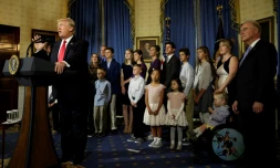 Le président américain Donald Trump s'exprime sur la réforme de la santé entouré de prétendues "victimes d'Obamacare", à la Maison Blanche à Washington le 24 juillet 2017