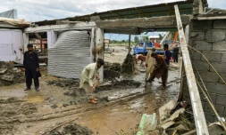Des habitants tentent de dégager la boue qui a accompagné de violentes pluies de mousson, le 27 août 2022 à Mingora ( nord du Pakistan)