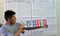 Un homme participe au dépouillement pour l'élection présidentielle en Bolivie, le 20 octobre 2019 à La Paz