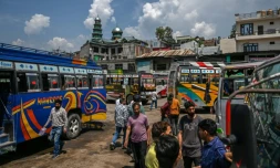 Des habitants à la gare routière de Poonch, où le calme est revenu après le cessez-le-feu avec le Pakistan, le 11 mai 2025 en Inde

