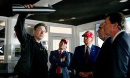 Elon Musk (g) et le président élu américain Donald Trump (3e g) dans une salle de contrôle avant le lancement d'un vol d'essai de la fusée Starship de SpaceX, le 19 novembre 2024 à Brownsville, au Texas