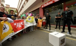 Manifestation des partisans de l'indépendance de la Catalogne contre des perquisitions policières dans le siège du journal "El Vallenc" à Valls, en Espagne, le 9 septembre 2017