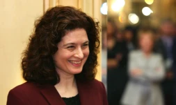 L'une des lauréats 2002 des Prix Louis Hachette, Ursula Gauthier, pour son papier "Chine - Le mortel business des seigneurs de sang" paru dans Le Nouvel Observateur, pose, le 06 février 2003 à Paris après avoir reçu son prix