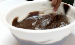 De la tablette industrielle aux créations pùtissiÚres les plus sophistiquées, sur les mousses au chocolat des tables renommées comme chez les adolescents au palais façonné par les réseaux sociaux, l'alliance de la fleur de sel et du chocolat est un phénomÚne gustatif qui questionne