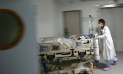 Près de 4.900 lits d'hospitalisation complète (avec nuitée dans l'établissement) ont été supprimés en 2023 dans les hôpitaux publics et privés français, selon une étude de la Drees publiée jeudi