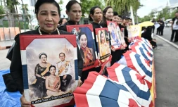 Des personnes en deuil tiennent des portraits de la défunte princesse thaïlandaise Bajrakitiyabha Mahidol devant le Grand Palais de Bangkok, le 13 juin 2026