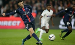 Le milieu du PSG Javier Pastore frappe le ballon face à l'Olympique de Marseille, le 4 octobre 2015 au Parc des Princes