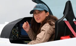 La pilote Zara Rutherford dans son avion biplace avant le décollage pour un tour du monde à travers 52 pays et cinq continents, le 18 août 2021 à Wevelgem, en Belgique