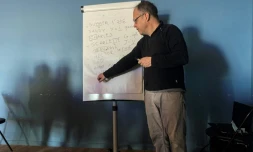 Vincent Lamarié, l'un des rapatriés de Wuhan, dispense les bases de français à d'autres rapatriés confinés au centre de vacances de Carry-le-Rouet, le 5 février 2020