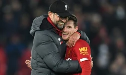 L'entraîneur de Liverpool Jürgen Klopp fête le succès contre Wolverhampton avec le défenseur Andrew Robertson, le 29 décembre 2019 à Anfield
