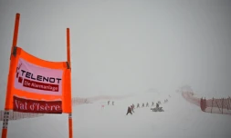 Vue de la descente de la Coupe du monde de ski alpin dames de Val d'Isère dans le brouillard, le 21 décembre 2019