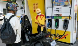 Un pompiste au travail dans une station-service de Phnom Penh, au Cambodge, le 1er avril 2026