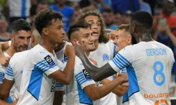 La joie des joueurs de Marseille après le but de leur attaquant turc Cengiz Ünder (c) contre Saint-Etienne, le 28 août 2021 à Marseille