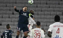 Le capitaine parisien Marquinhos et l'attaquant de l'OL Moussa Dembélé au duel lors du match nul entre les deux équipes à Décines, le 9 janvier 2022
