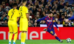 La star du Barça Lionel Messi (d) encore impressionnant face à Dortmund en Ligue des champions, le 27 novembre 2019 au Camp Nou de Barcelone 