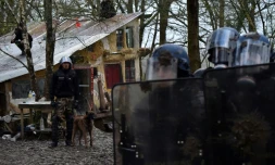 Des gendarmes essaient d'évacuer des zadistes du toit d'un squat à Notre-Dame-des-Landes, mardi 10 avril 2018