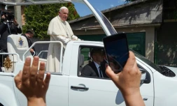 Le pape François vient à la rencontre de membres de la communauté rom de Barbu Lautaru à Blaj dans le centre de la Roumanie, le 2 juin 2019