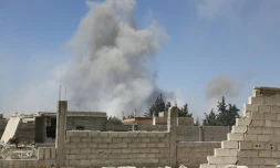 De la fumée s'échappe de Douma (Ghouta orientale) prÚs de Damas, le 7 avril 2018