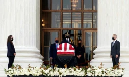 Le prĂ©sident amĂ©ricain Donald Trump et sa femme Melania se recueillent devant le cercueil de la juge progressiste de la Cour suprĂȘme Ruth Bader Ginsburg