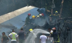 Les secours sur le site du crash de l'avion de la compagnie cubaine Cubana de aviacion peu après son décollage de l'aéroport Jose Marti de La Havane, le 18 mai 2018