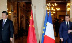 Les présidents français Emmanuel Macron (D) et chinois Xi Jinping (G) le 24 mars 2019 à Beaulieu-sur-Mer, près de Nice (France)