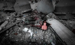 Une fillette palestinienne au milieu des ruines de la mosquée Al-Faruq détruite lors d'un bombardement israélien à Rafah, dans le sud de la bande de Gaza, le 22 mars 2024