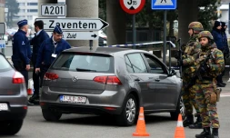 Forces de sécurité déployées le 24 mars 2016 à l'entrée de l'aéroport de Zavetem près de Bruxelles