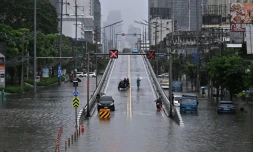 Des automobilistes font demi-tour depuis un pont surplombant des eaux de crue le long de la route Phetchaburi à Bangkok, le 26 septembre 2026