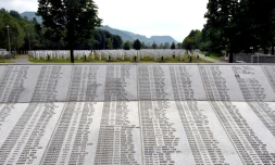 Dans le cimetière mémorial de Potocari, près de Srebrenica, le 9 juillet 2020