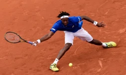Gaël Monfils face au Canadien Frank Dancevic au 1er tour de la Coupe Davis à Baie-Mahault en Guadeloupe, le 4 mars 2016