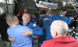 Le cosmonaute russe Kirill Peskov congratule les astronautes bloqués à bord de la Station spatiale internationale (ISS) après son arrivée à bord le 16 mars 2025

