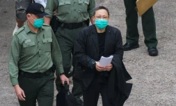 Le militant pro-démocratie Benny Tai (d) arrive au tribunal de Kowloon, le 2 mars 2021 à Hong Kong
