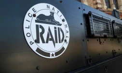 Au moins un homme Ă©tait retranchĂ© mercredi matin au musĂ©e archĂ©ologique de Saint-RaphaĂ«l (Var), oĂč des mots en arabe menaçants ont Ă©tĂ© Ă©crits sur les murs du bĂątiment, a-t-on appris de source policiĂšre