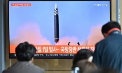 Des images d'un tir de missile nord-coréen diffusées sur un écran dans une gare de Séoul, le 4mai 2022 en Corée du Sud