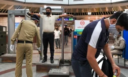 Des passagers arrivent le 7 septembre 2020 dans une station de métro de New Delhi après la reprise du service, interrompu dans la capitale indienne, durant des mois en raison du Covid-19