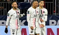 La joie des attaquants du Paris Saint-Germain, le Brésilien Neymar et Kylian Mbappé, au cÎté du défenseur marocain Achraf Hakimi, aprÚs avoir chacun marqué un triplé contre Clermont, battu 6-1, lors de la 31e journée de Ligue 1, le 9 avril 2022 au Stade Gabriel-Montpied