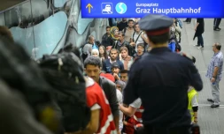 Des migrants attendent de monter dans un bus le 20 septembre 2015 à Graz en Autriche 
