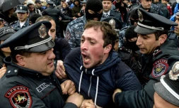 Des policiers armĂ©niniens arrĂȘte un manifestant de l'opposition Ă Erevan, le 21 avril 2018