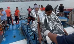 Capture d’écran d'une vidéo réalisée et envoyée le 26 janvier 2026 par le gouverneur Mujiv Hataman montrant des secouristes qui aident des survivants du naufrage du MV Trisha Kerstin 3 dans un port d’Isabela, aux Philippines