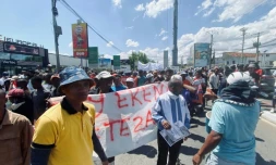 Des partisans tiennent une banderole lors d'une marche de soutien au président malgache Andry Rajoelina à Antananarivo, le 4 octobre 2025 à Magadascar