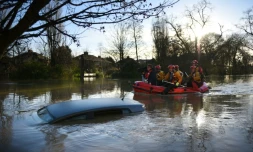 Les services de secours rament sur Huntington road, à York dans le nord de l'Angleterre, le 27 décembre 2015