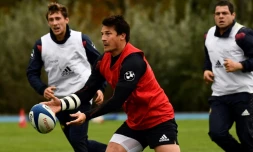 Baptiste Serin et François Trinh-Duc avec le capitaine du XV de France Guilhem Guirado, le 4 novembre 2017 à Marcoussis