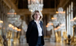 La présidente de l'établissement public qui gère le château de Versailles Catherine Pégard dans la fameuse Galerie des Glaces, le 17 mai 2021