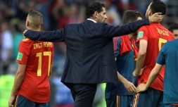 Le sélectionneur de l'Espagne Fernando Hierro réconforte ses joueurs après la défaite face à la Russie en 8e de finale duMondial le 1er juillet 2018