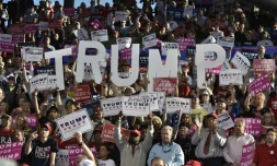Des supporteurs républicains saluent l'arrivée de leur candidat Donald Trump, à Raleigh, 7 novembre 2016