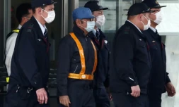 L'ancien patron de Renault Carlos Ghosn (c) est escorté à sa sortie de détention suite au versement d'une caution, à Tokyo, le 6 mars 2019