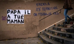 Une banderole "Papa a tué maman" collée sur un mur contre les violences faites aux femmes, le 25 novembre 2019 à Paris