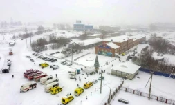 Les véhicules de secours à la mine Listviajnaïa, dans la région de Kemerovo en Sibérie, Russie, le 25 novembre 2021