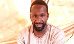 Image extraite d'une vidéo non datée à la provenance indéterminée circulant sur les réseaux sociaux le 5 mai 2021, montrant le journaliste français Olivier Dubois qui dit avoir été enlevé début avril par un groupe jihadiste affilié à Al-Qaïda
