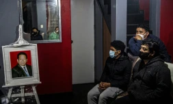 Les membres de la famille Diaz assistent à une messe en ligne à la mémoire de leur pÚre Cecilio Diaz mort du coronavirus il y a un mois, le 11 août 2020 à Chorrillos, au sud de Lima, au Pérou